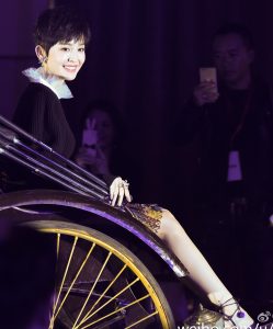 古力娜扎调皮的高跟鞋配上完美的玉足