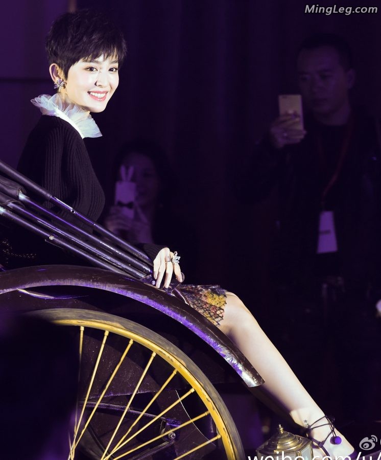 古力娜扎调皮的高跟鞋配上完美的玉足(6/8)