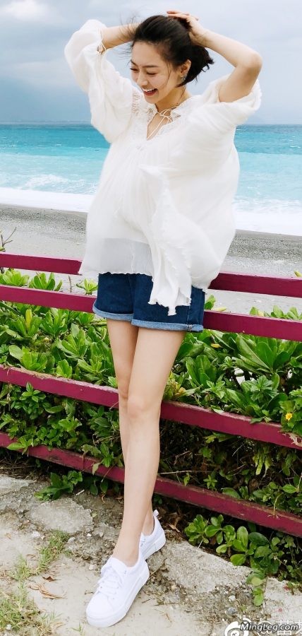 黄梦莹海边秀白腿景美人更美(2/5)