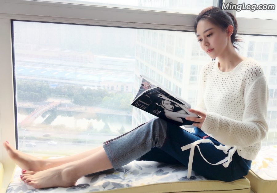 黄梦莹细嫩美足一会给大家服务(1/2)