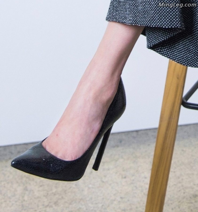 Jiang Shuying's high-heeled instep is beautiful in her product endorsement event(2/4)