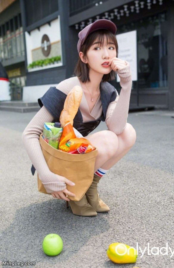 街拍写真毛晓彤美腿修长(2/2)