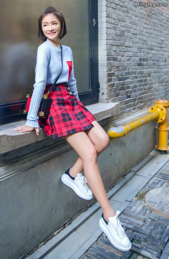 Miss Miss, the e-sports anchor with beautiful legs(1/3)