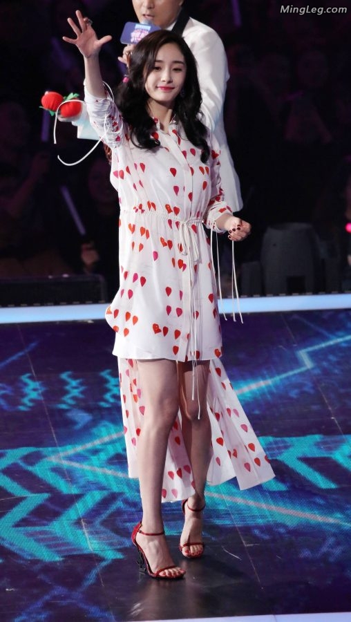 杨幂跨年玉足高跟算收集比较全了(15/32)