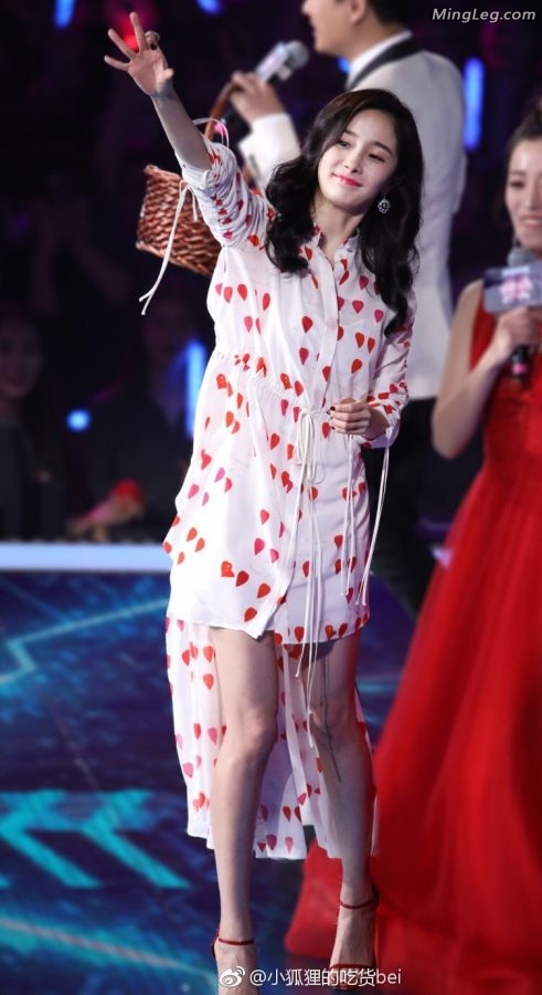 Yang Mi's New Year's Eve jade feet and high heels are considered to be a relatively complete collection(19/32)
