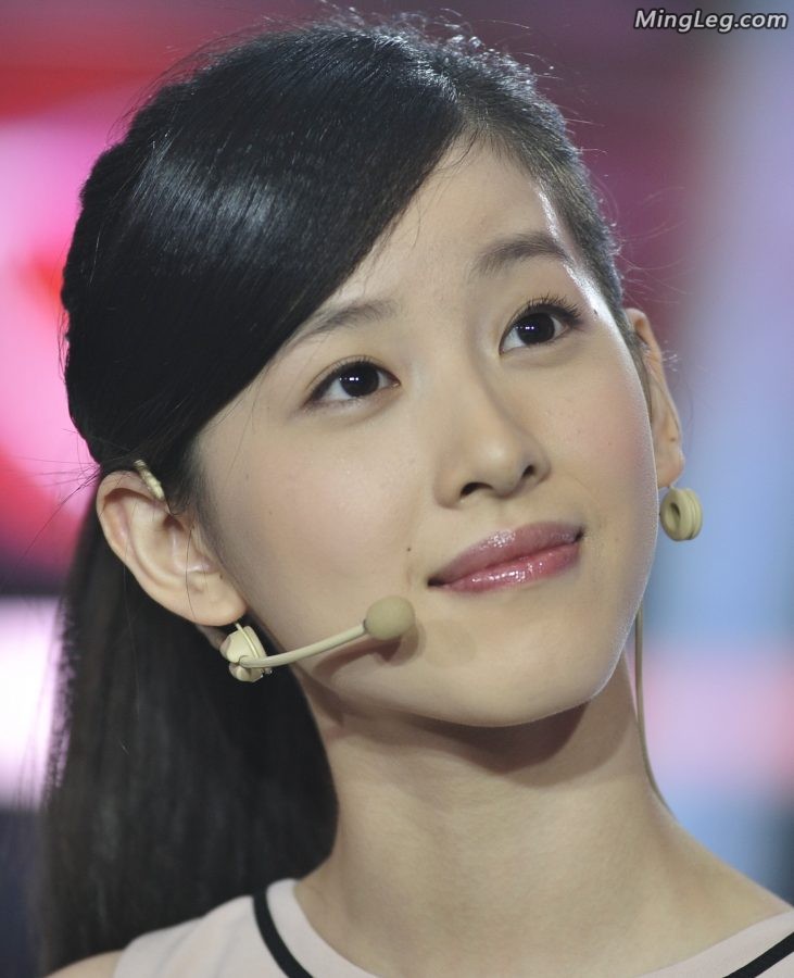 奶茶妹子章泽天节目中高跟腿优雅(4/5)