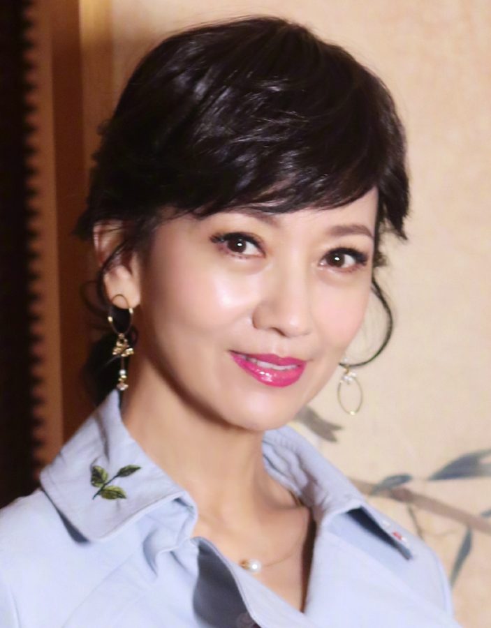 熟女赵雅芝优雅装扮腿上穿了丝袜(5/5)