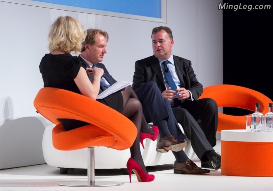 Host Evan Jinek interviews guests showing off pantyhose and high heels(5/8)