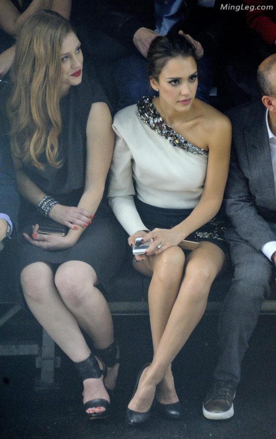 Jessica Alba accidentally exposed her panties while watching the show(4/7)