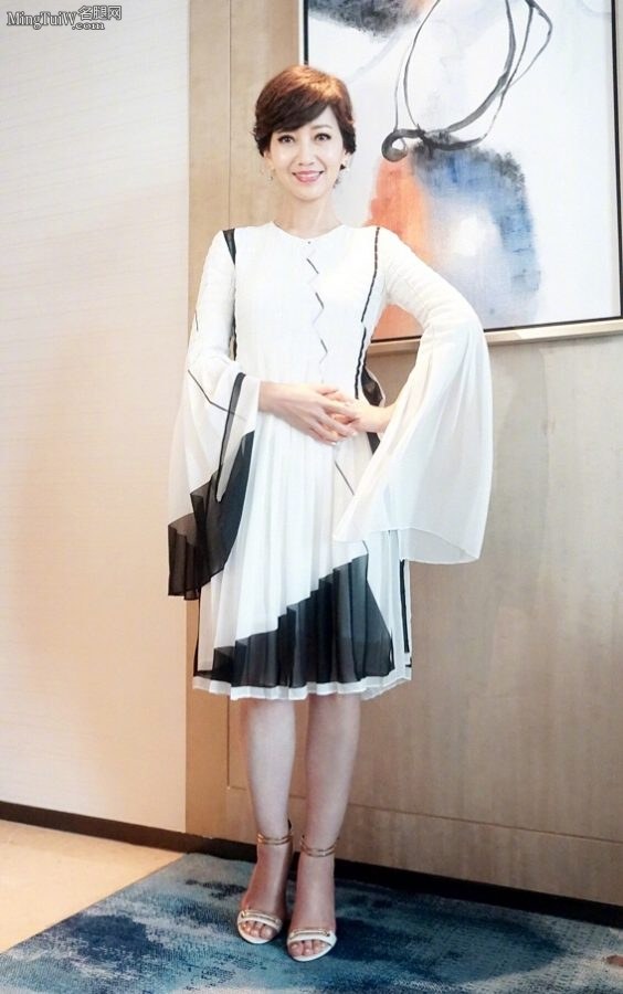赵雅芝凉鞋高跟美足吸引(6/8)