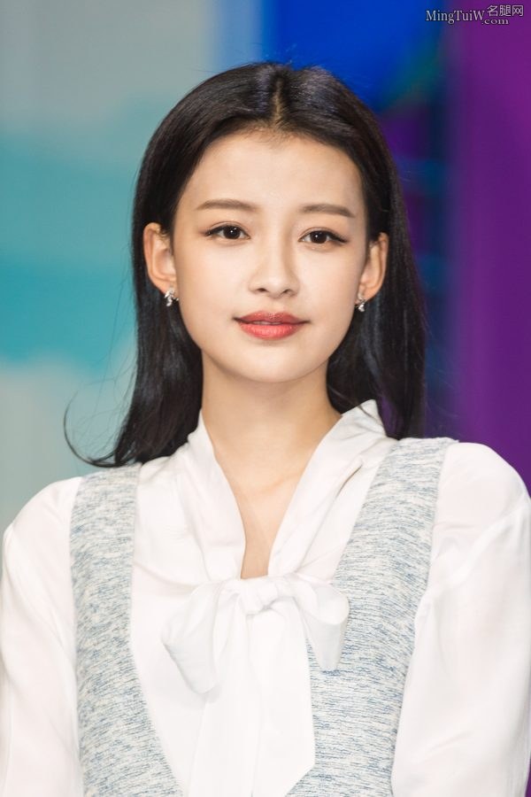 刘美含、张雪迎、孙怡穿超细高跟鞋玩足球(22/23)