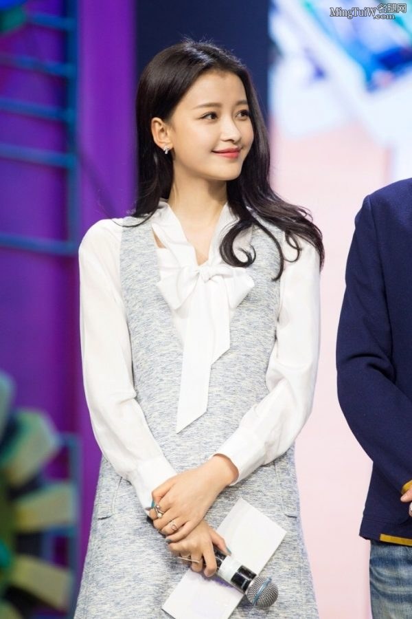 刘美含、张雪迎、孙怡穿超细高跟鞋玩足球(23/23)