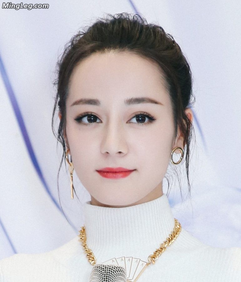 迪丽热巴少见的白衣白高跟(6/6)