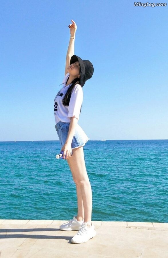 Dilraba's beautiful white legs on the beach(2/2)