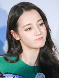 迪丽热巴年轻美丽的大腿
