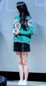 迪丽热巴年轻美丽的大腿