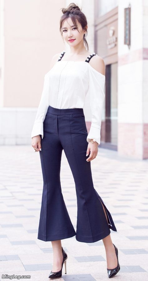 Han Yuqin's sexy black stiletto heels are bent forward and backward(4/6)