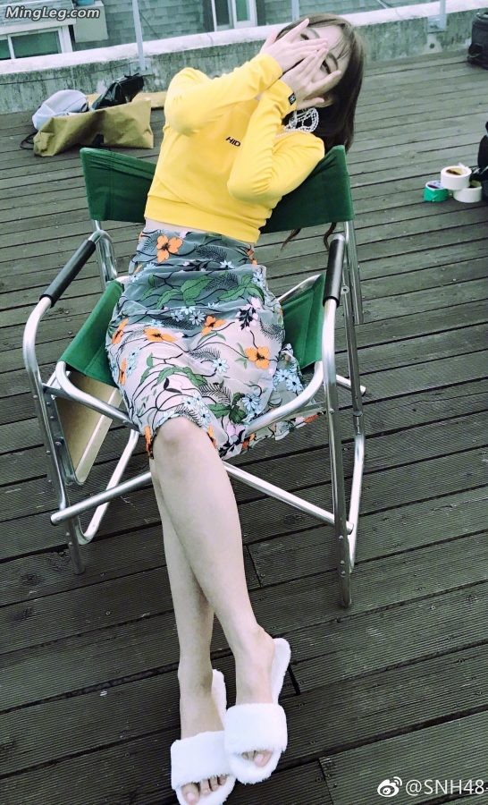 Ju Jingyi's white and tender feet are wearing slippers(1/2)