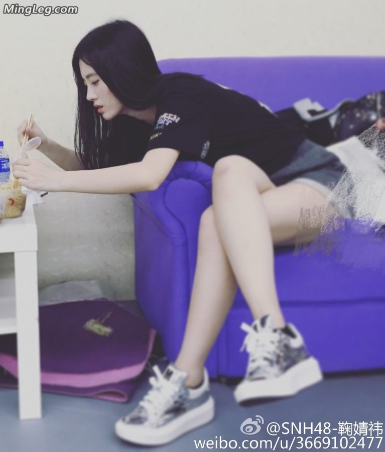 Ju Jingyi's shorts cover her legs(1/1)