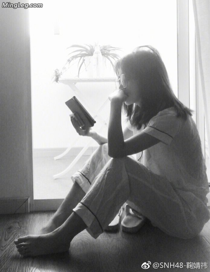 鞠婧祎居家露脚黑白写真(1/3)