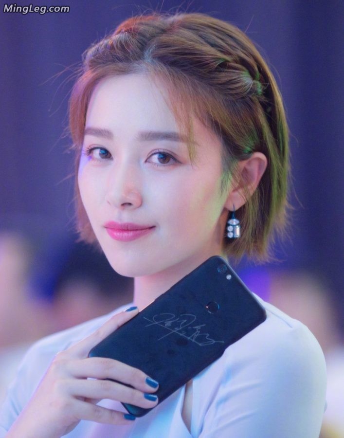 哈尔滨美腿妞阚清子代言海信手机(3/7)