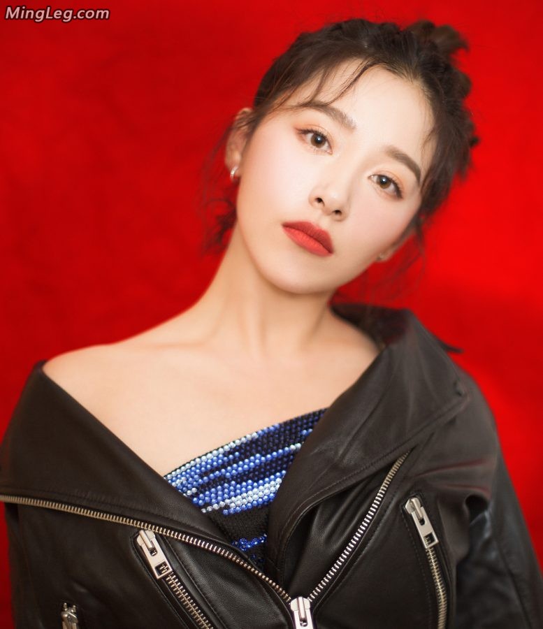 女星阚清子坐姿端庄玉腿白皙(6/6)