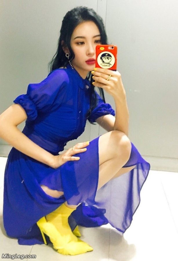 Korean star Lee Sun Mi gave a sexy performance with pointed toes and high heels(5/5)