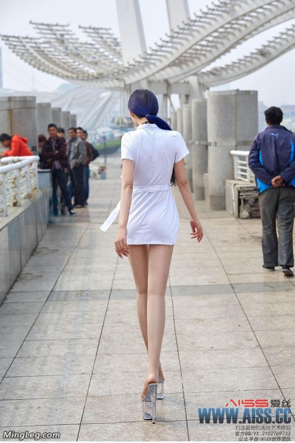 索菲码头穿行肉色丝袜美腿外拍有视频(32/72)