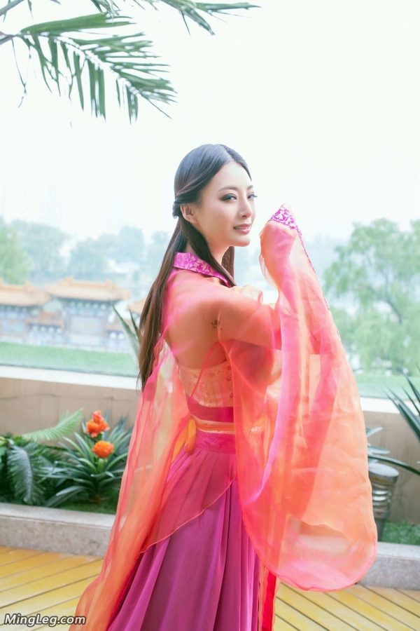王李丹妮写真胸部是永恒的焦点(12/12)