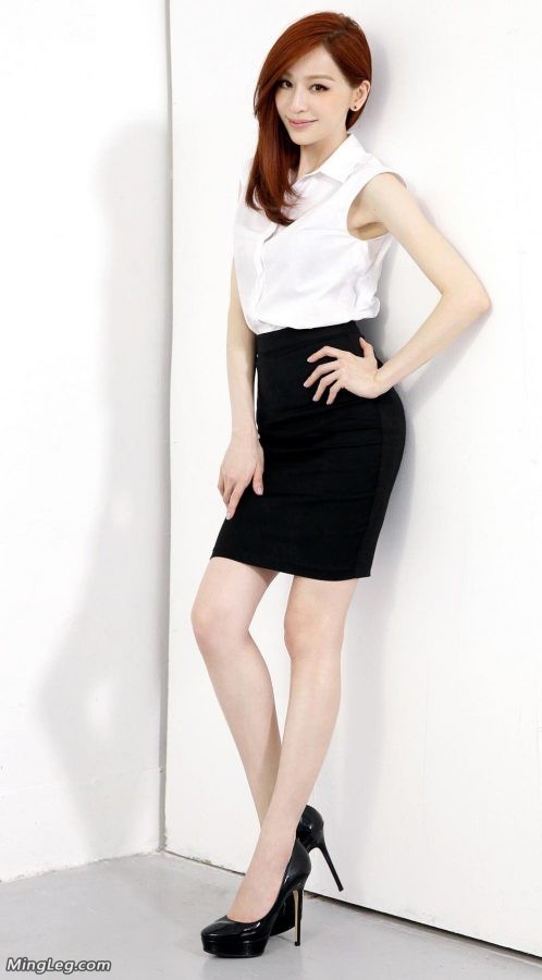 王心凌女老师制服高跟跟你讲一课(1/5)