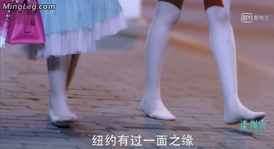 《谈判官》杨幂脱鞋露肉色丝袜脚走路[截图](10/15)