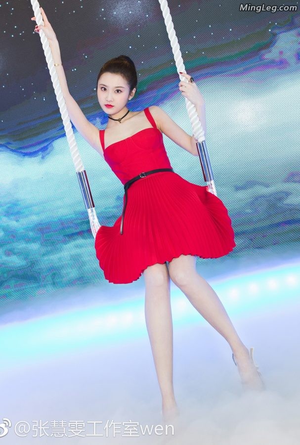 张慧雯尖头细高跟鞋美腿(4/6)