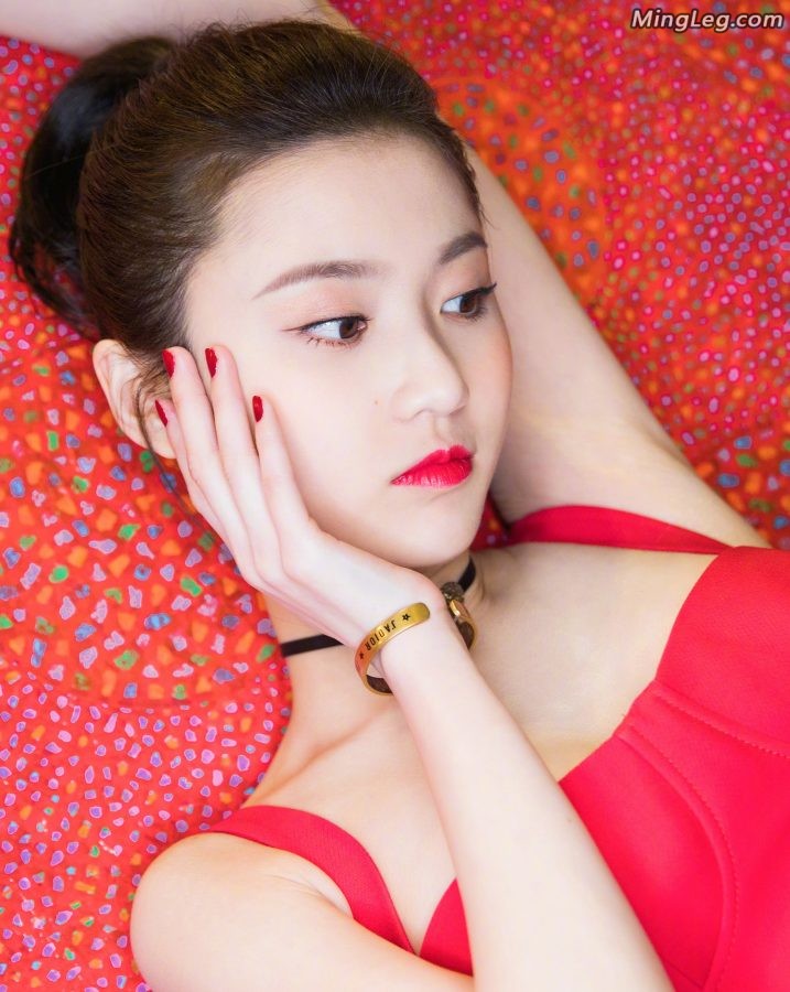 张慧雯尖头细高跟鞋美腿(6/6)