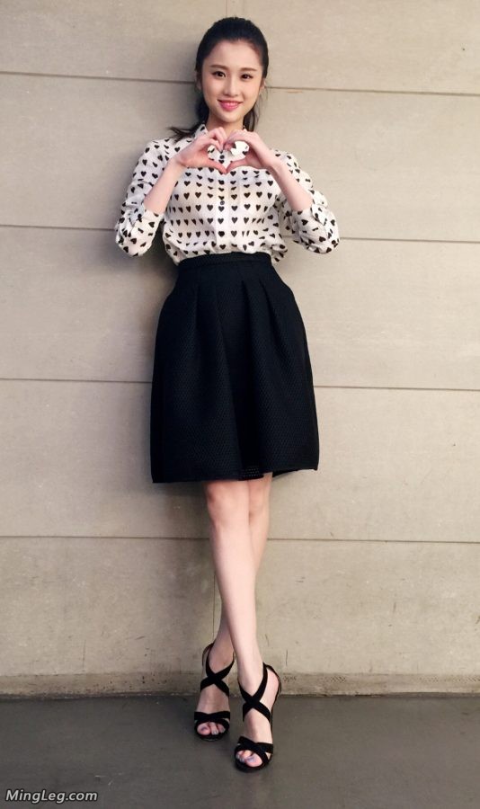 Post-90s actress Zhang Huiwen wears stiletto heels(1/2)