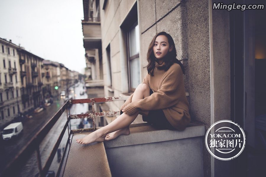 Photo of Zhang Jiani showing off her feet without shoes(3/4)
