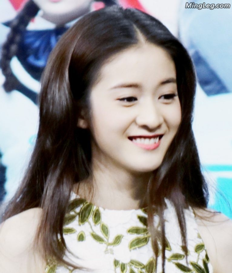 刘美含、张雪迎、孙怡穿超细高跟鞋玩足球(13/23)