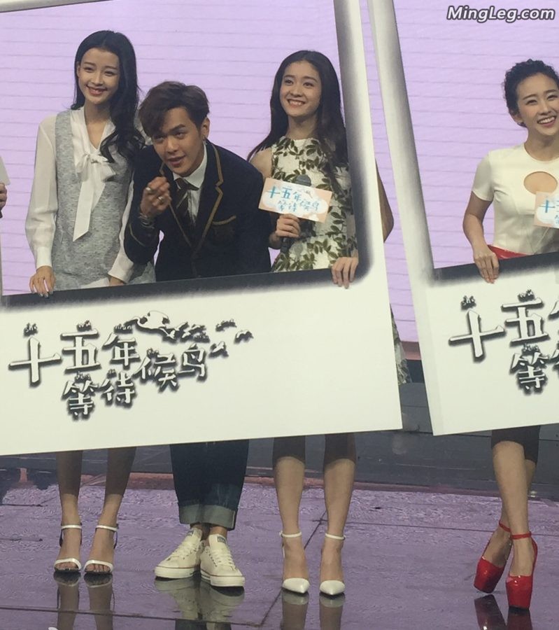 刘美含、张雪迎、孙怡穿超细高跟鞋玩足球(15/23)
