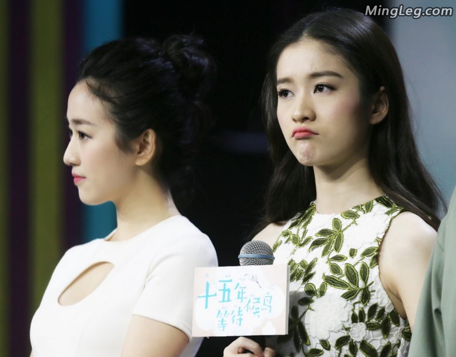 刘美含、张雪迎、孙怡穿超细高跟鞋玩足球(5/23)