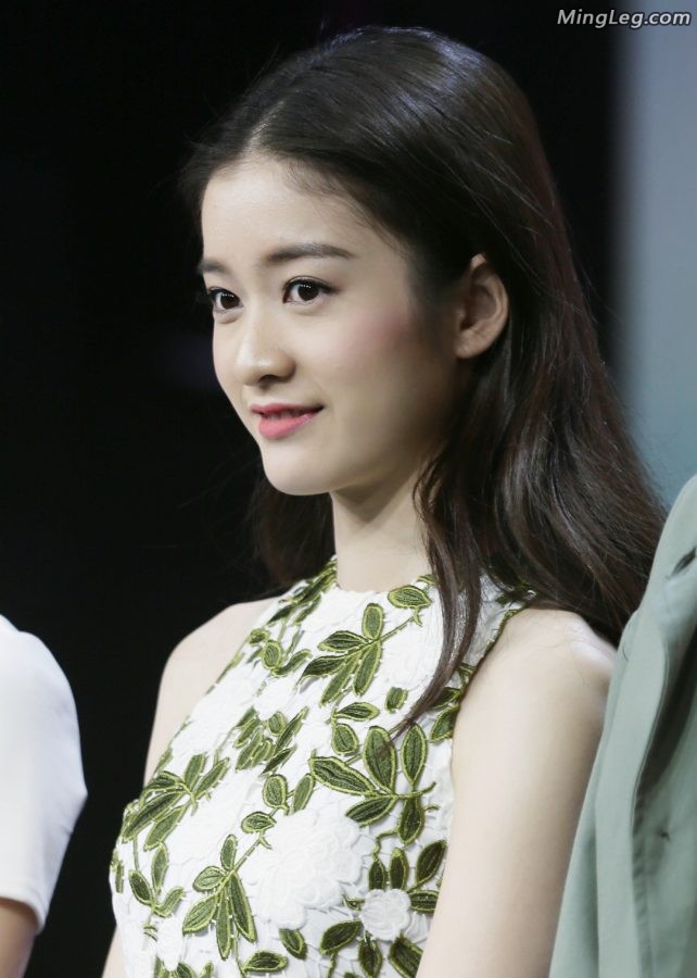 刘美含、张雪迎、孙怡穿超细高跟鞋玩足球(6/23)