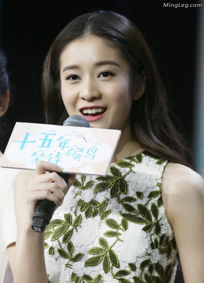 刘美含、张雪迎、孙怡穿超细高跟鞋玩足球(8/23)
