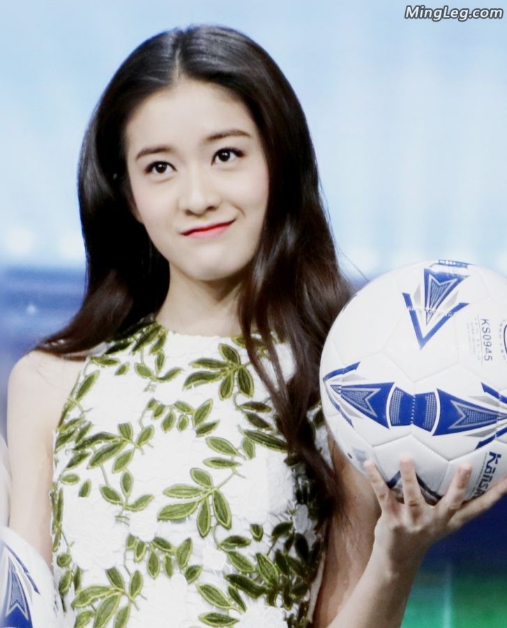 刘美含、张雪迎、孙怡穿超细高跟鞋玩足球(9/23)