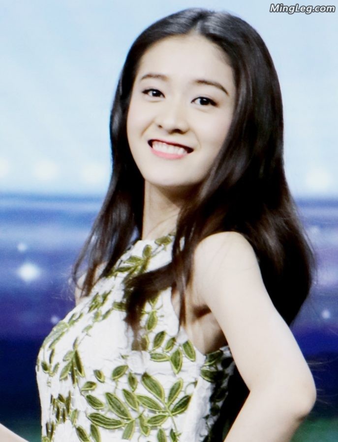 刘美含、张雪迎、孙怡穿超细高跟鞋玩足球(11/23)