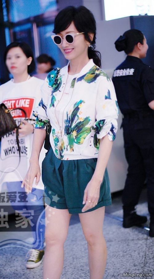 赵雅芝性感银色细高跟过机场安检(10/12)