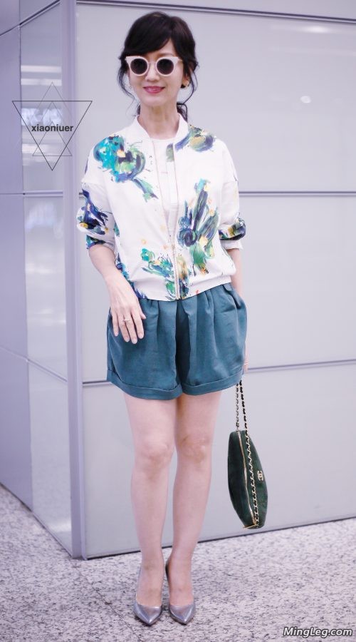赵雅芝性感银色细高跟过机场安检(5/12)