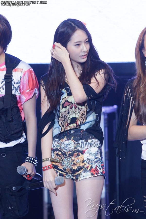 Zheng Xiujing dances passionately with her youthful legs(164/165)