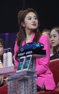 主持人刘烨美美哒长腿小美脚