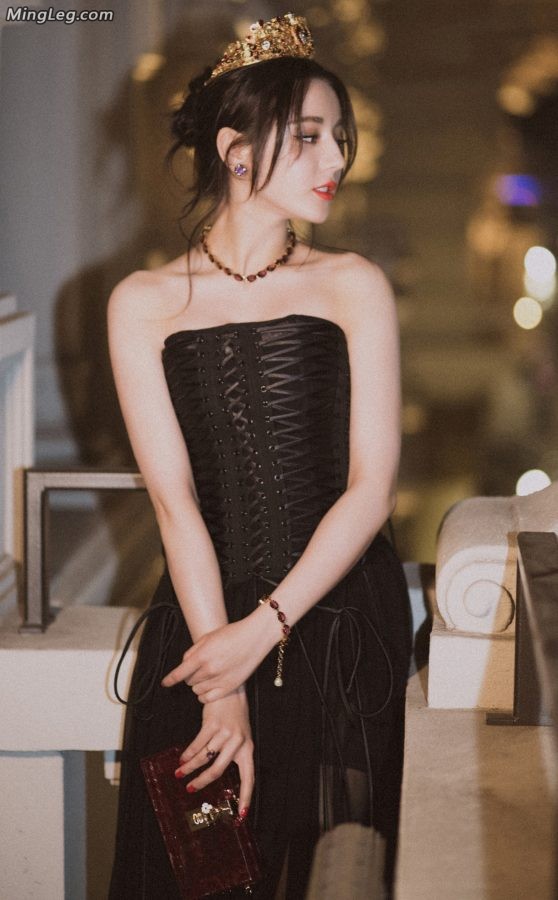 美丽的公主迪丽热巴双腿交叉看秀(5/7)