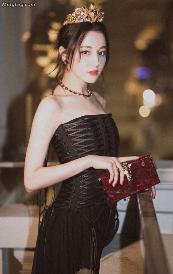 美丽的公主迪丽热巴双腿交叉看秀(6/7)