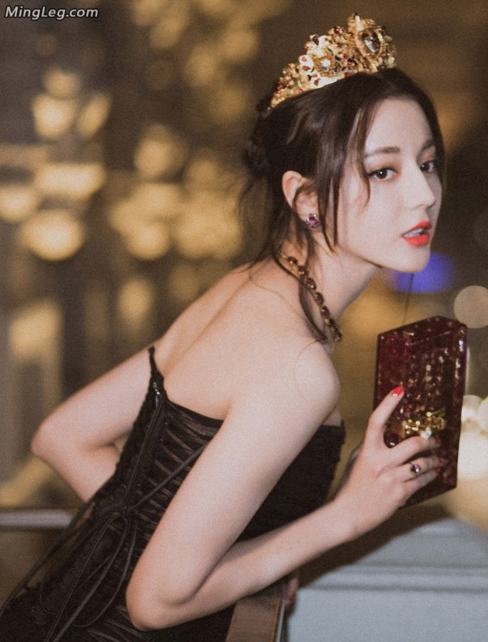 美丽的公主迪丽热巴双腿交叉看秀(7/7)