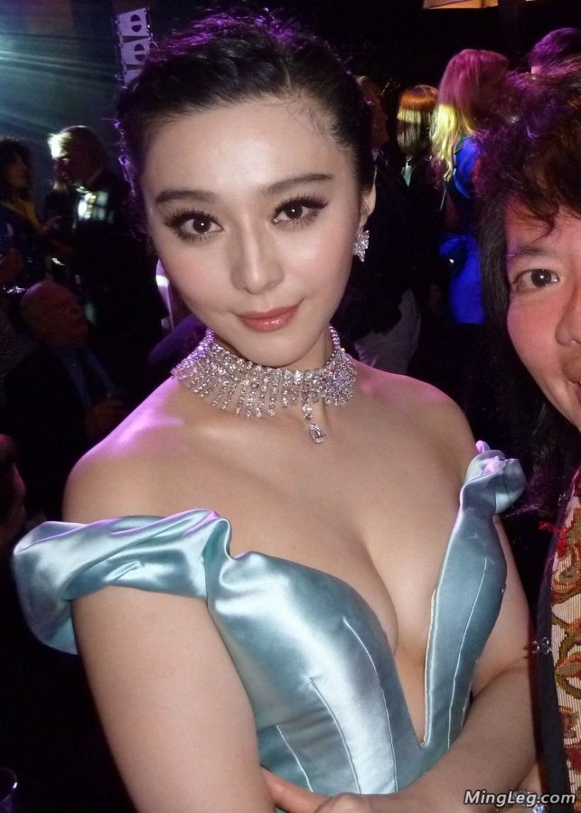 范爷范冰冰低胸开V领那时的她真开放(1/6)